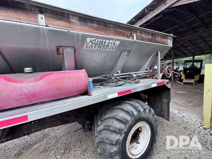 2001-freightliner-fld112-image-14