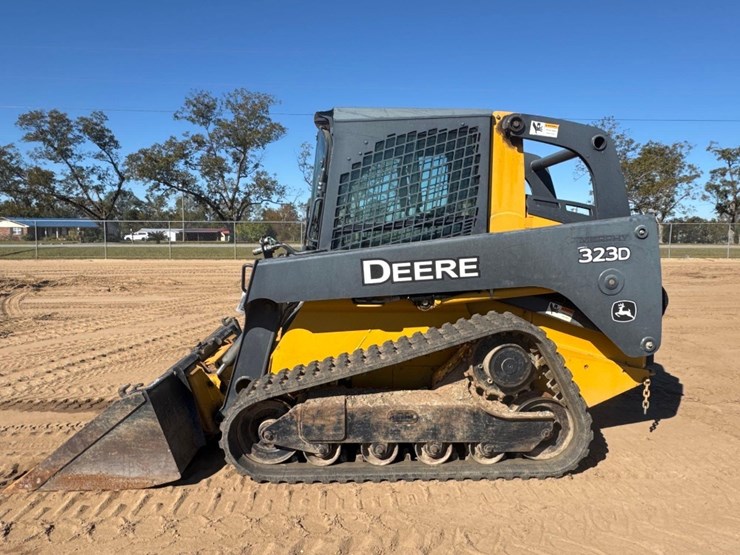 deere-323d-image-1