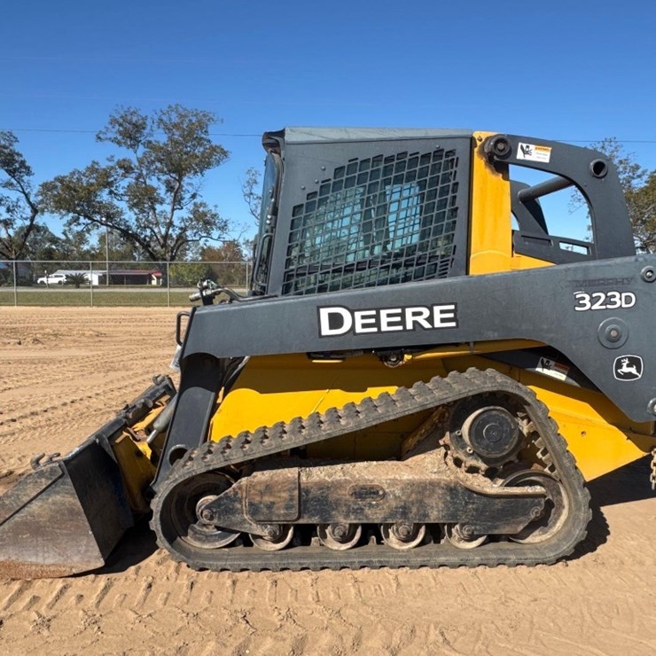 DEERE 323D