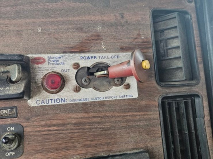 1999-freightliner-fld120-image-31