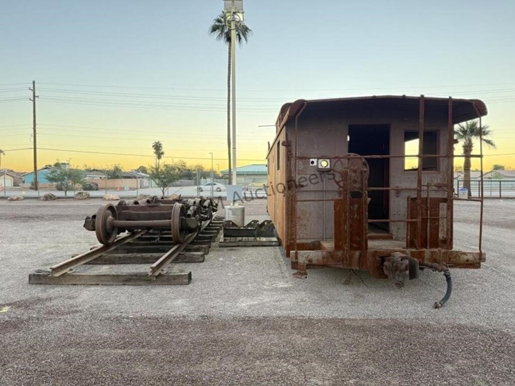 caboose-rail-car-w/-trucks-&-rail-section-image-6