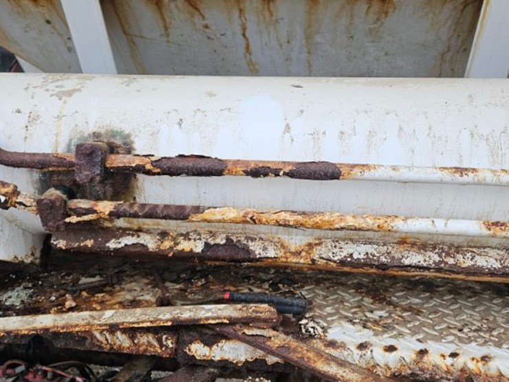 1999-freightliner-fld120-image-23