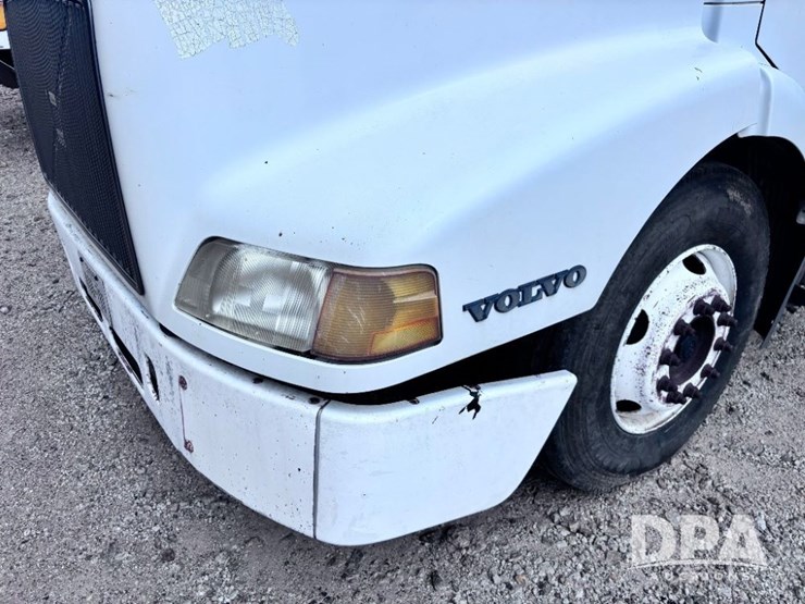 2003-volvo-10-image-22