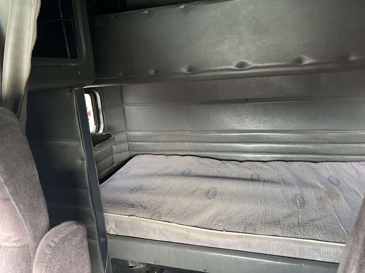 2000-peterbilt-379-image-18