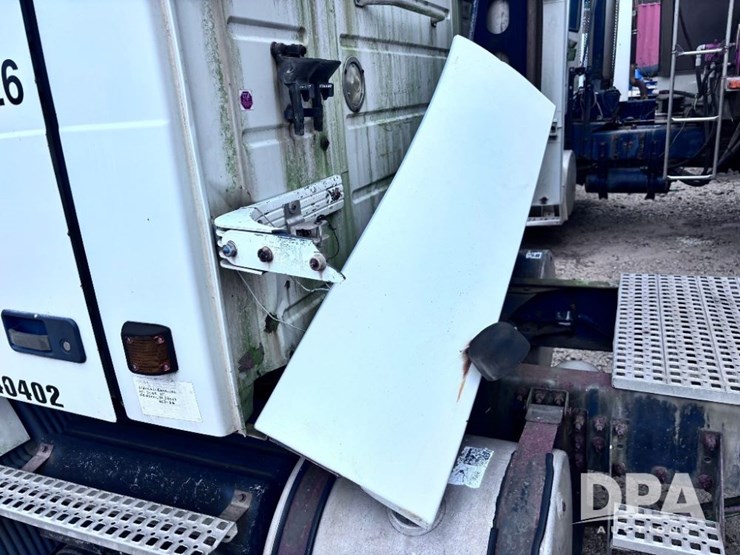 2003-volvo-10-image-27