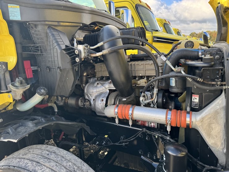 2018-freightliner-cascadia-126-image-11