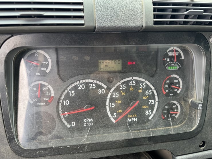 #4623-•-2013-freightliner-cascadia-day-cab-truck-image-8