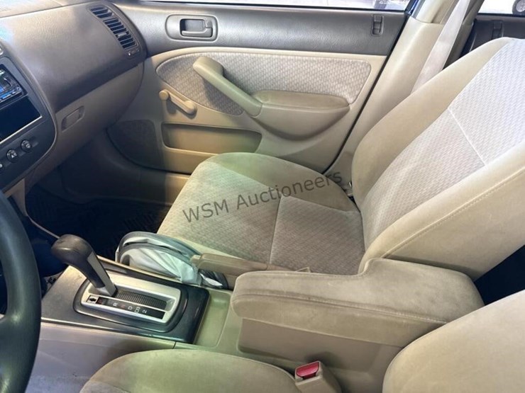 2005-honda-civic-sdn-image-18