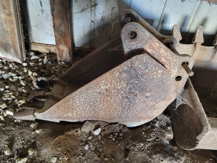 18"-backhoe-bucket-off-of-john-deere-310c-loader-backhoe-image-2