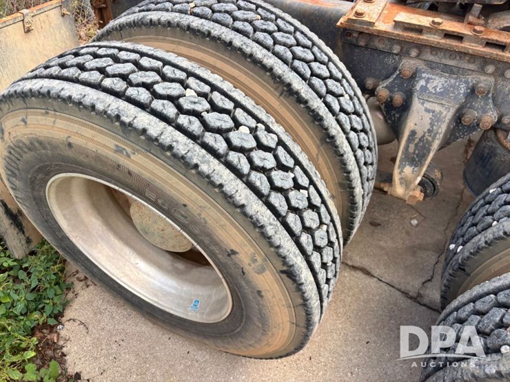 1994-freightliner-fld120-image-37