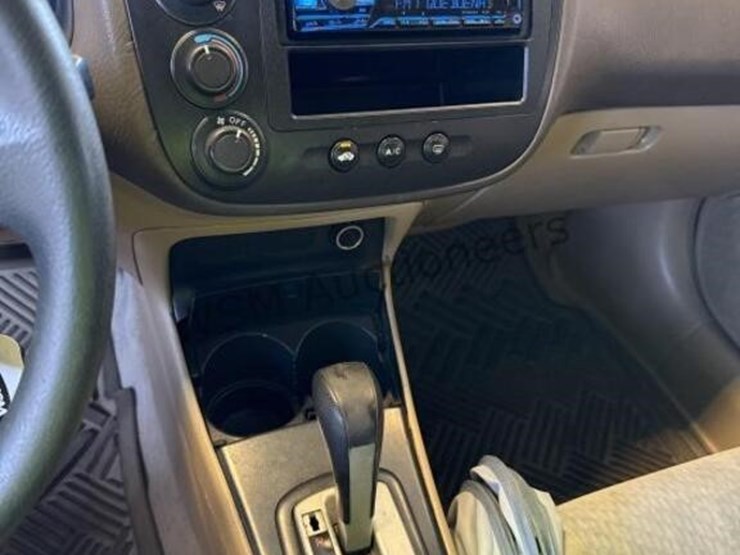 2005-honda-civic-sdn-image-17