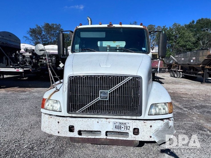 2003-volvo-10-image-3