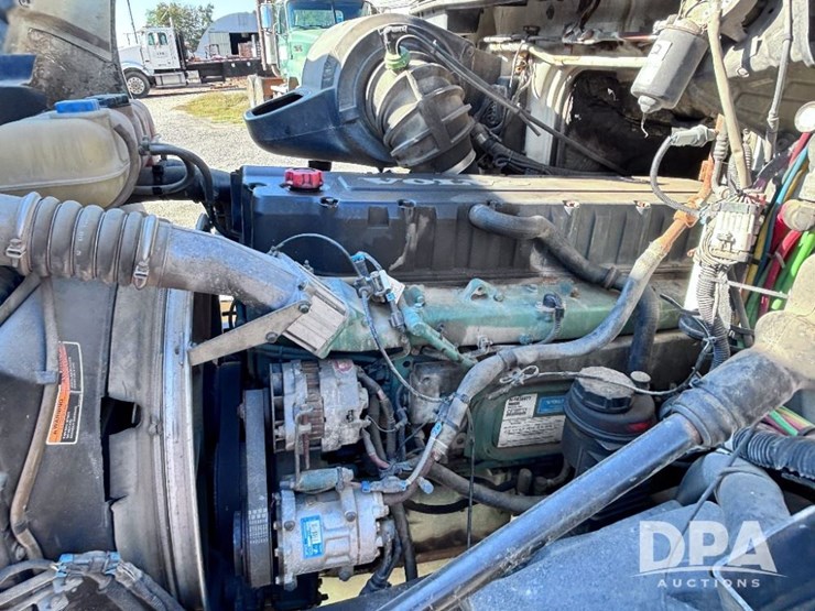 2003-volvo-10-image-71