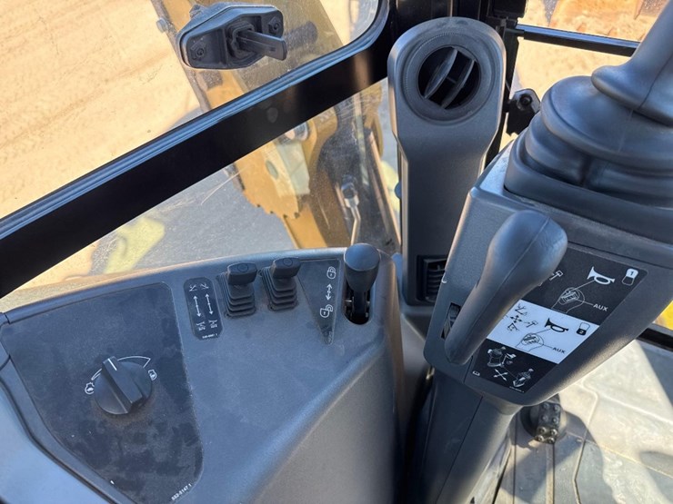 caterpillar-420-image-28