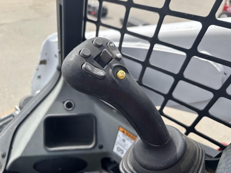 2019-bobcat-t740-image-23