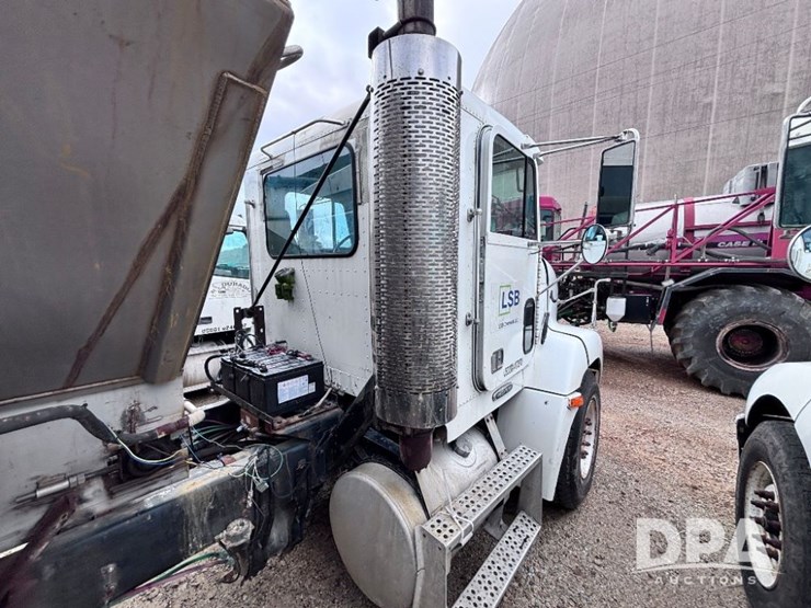 2001-freightliner-fld112-image-7