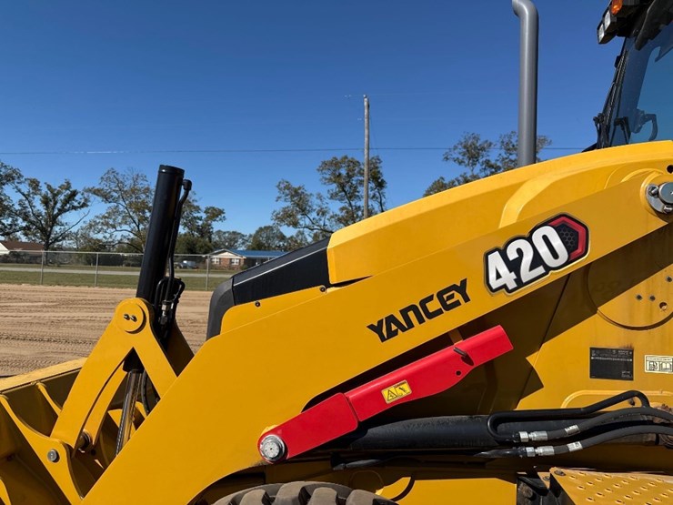 caterpillar-420-image-18