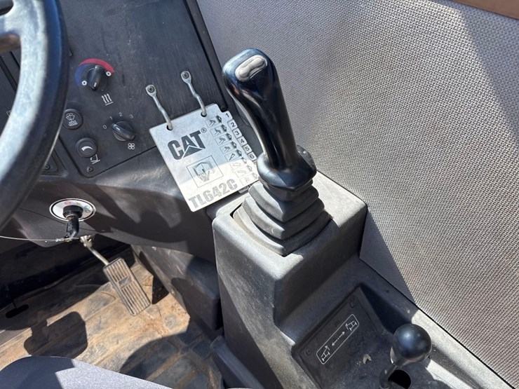 2013-caterpillar-tl642c-image-21