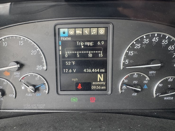 2018-freightliner-cascadia-126-image-8