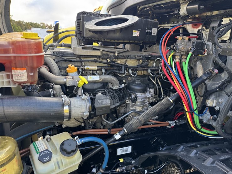 2018-freightliner-cascadia-126-image-11