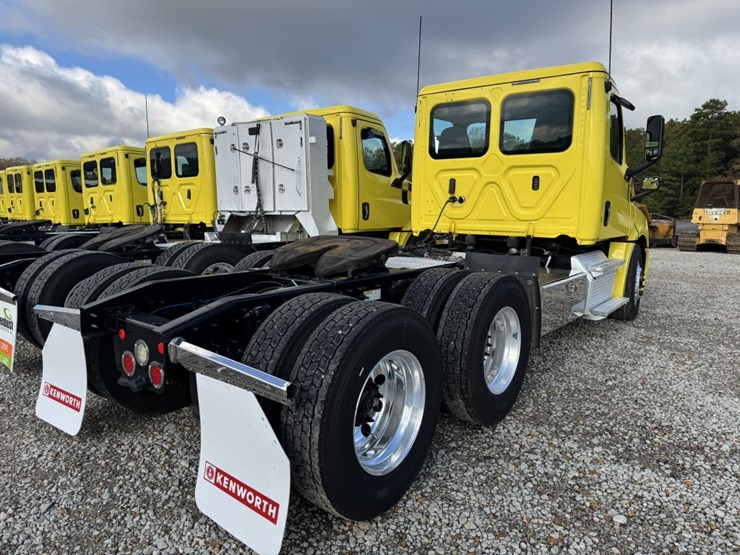 2018-freightliner-cascadia-126-image-4