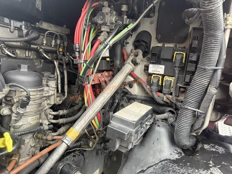 2015-freightliner-cascadia-113-image-51