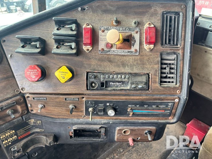 1994-freightliner-fld120-image-80