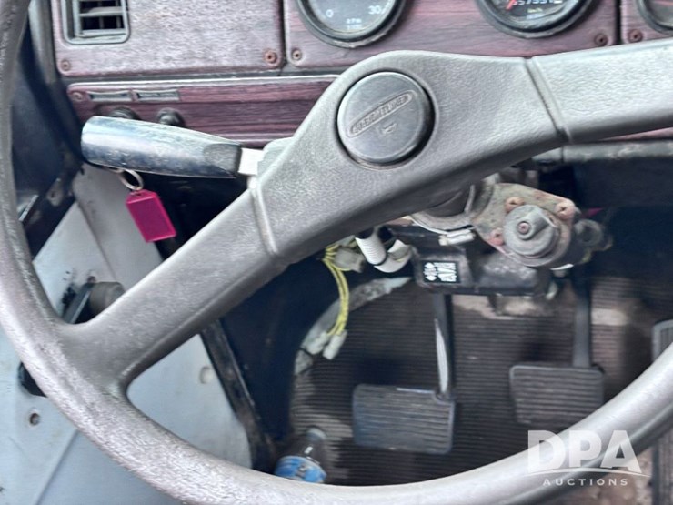 2001-freightliner-fld112-image-81