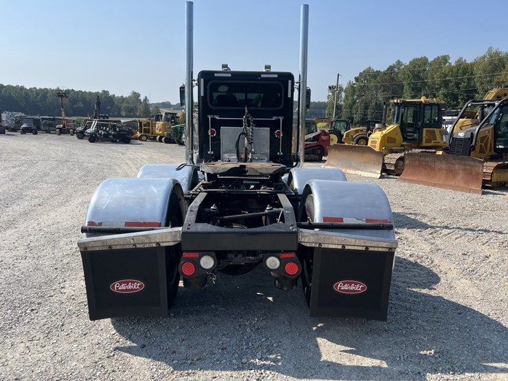 2015-peterbilt-389-image-4