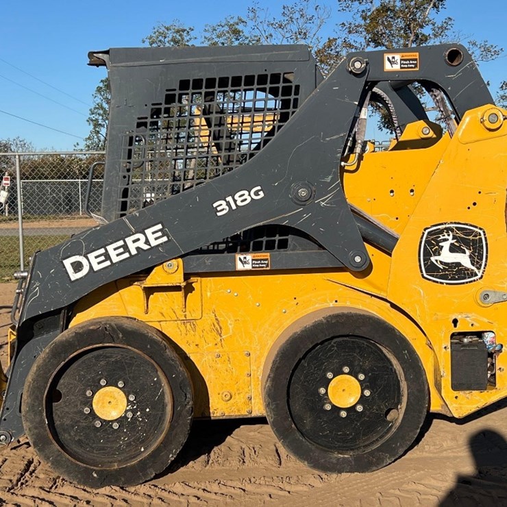 DEERE 318G