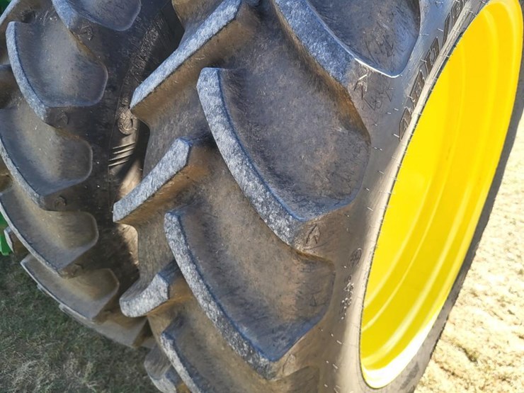 2011-john-deere-8235r-image-39