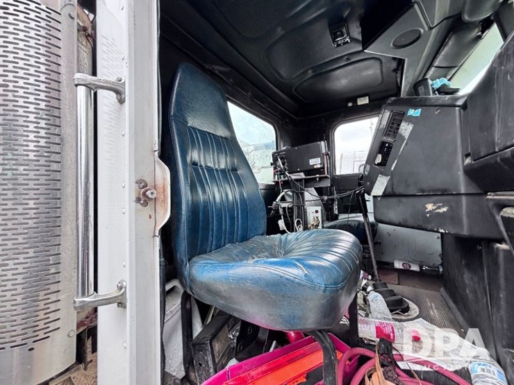 2001-freightliner-fld112-image-69