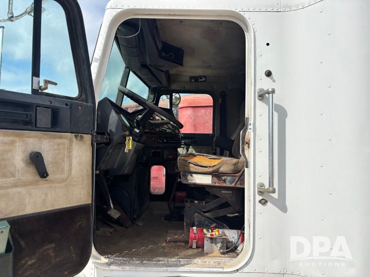 1994-freightliner-fld120-image-68