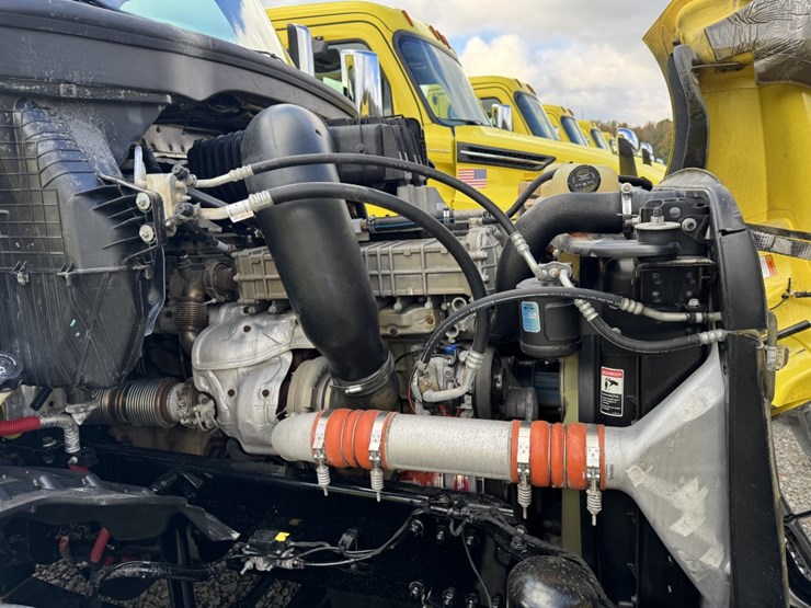 2018-freightliner-cascadia-126-image-11