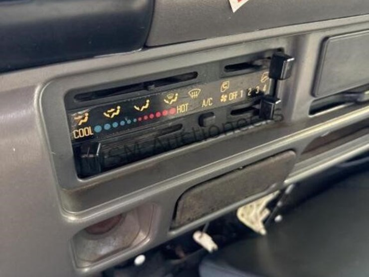 2004-isuzu-npr-image-37