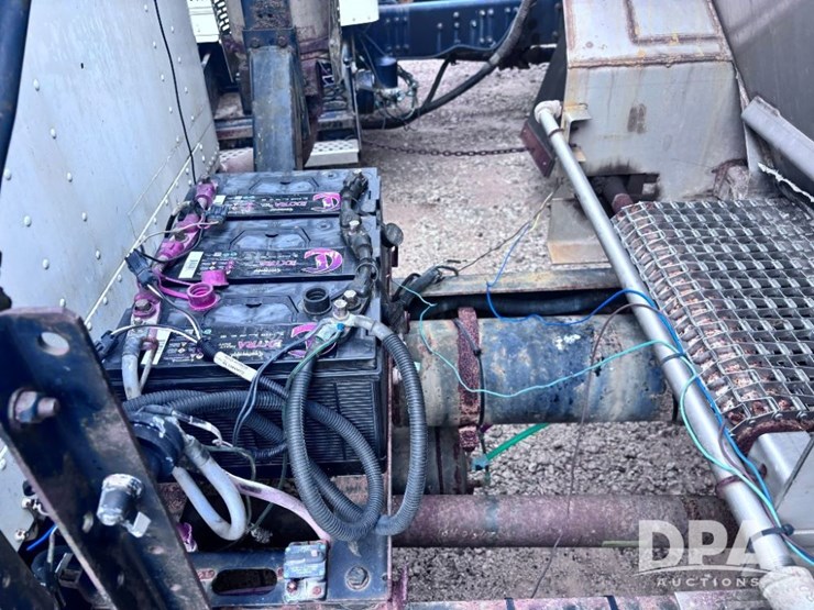 2001-freightliner-fld112-image-26