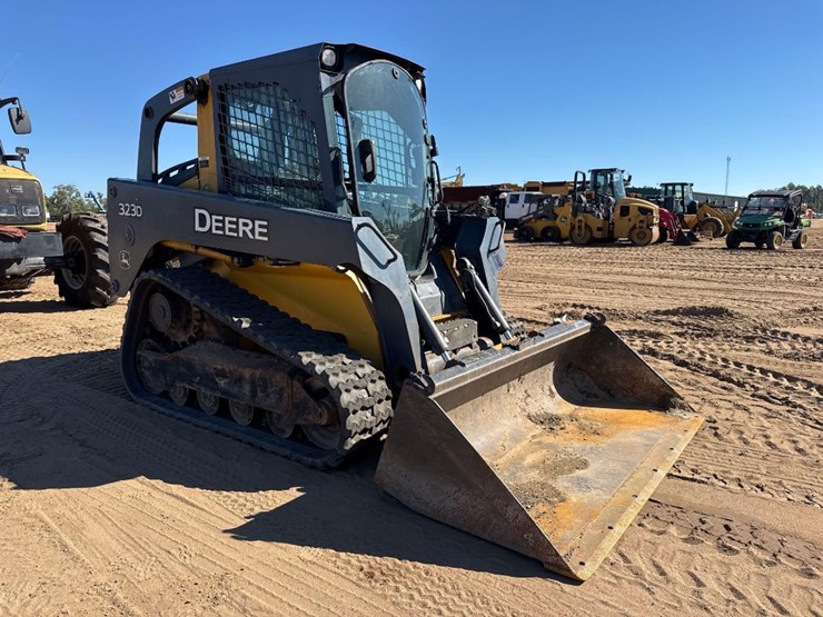 deere-323d-image-4