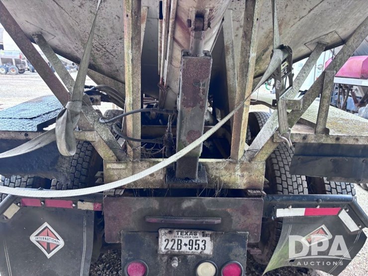 2003-volvo-10-image-39