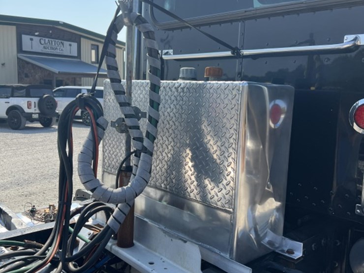 2015-peterbilt-389-image-6