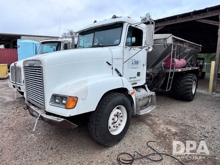 2001-freightliner-fld112-image-1