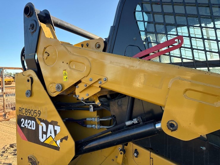 caterpillar-242d-image-16