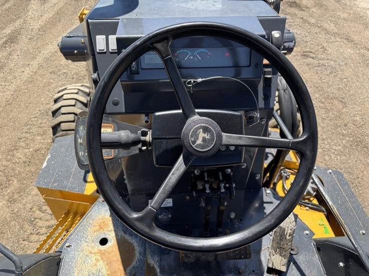 2018-deere-210l-image-32