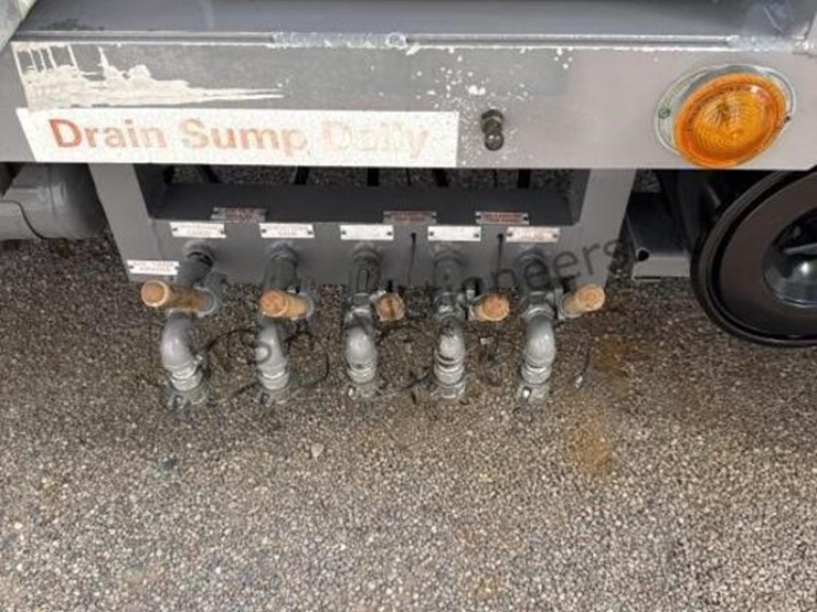 2004-isuzu-npr-image-6