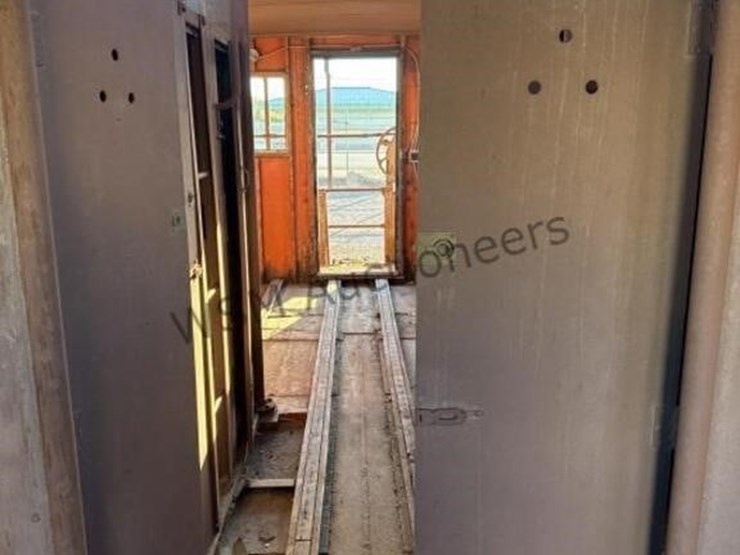 caboose-rail-car-w/-trucks-&-rail-section-image-16