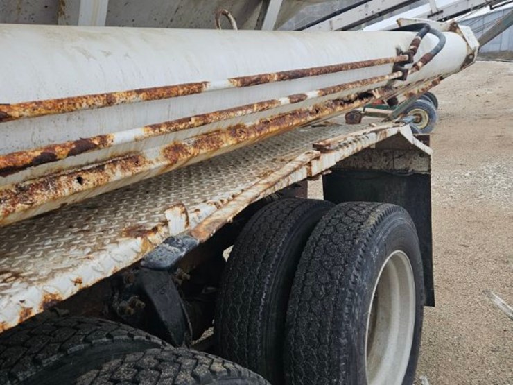 1999-freightliner-fld120-image-21