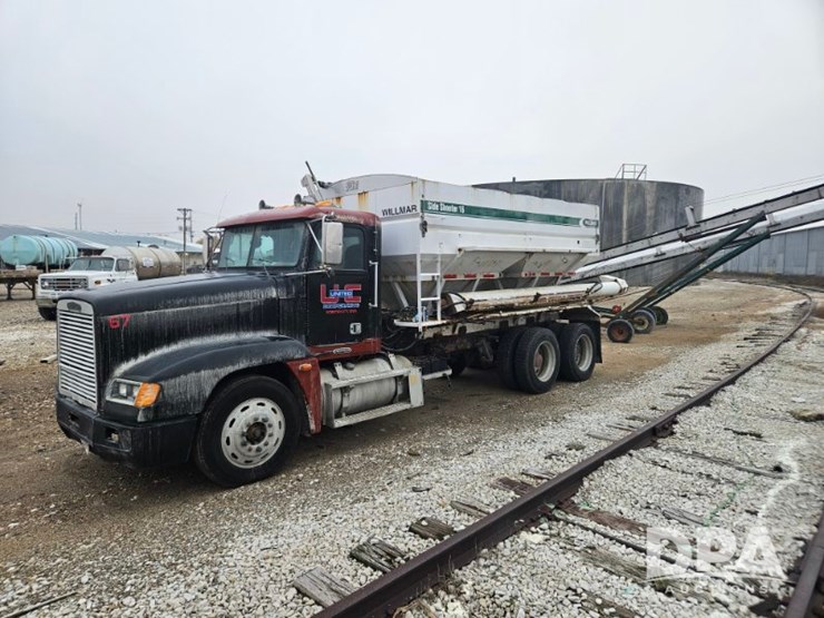 1999-freightliner-fld120-image-3