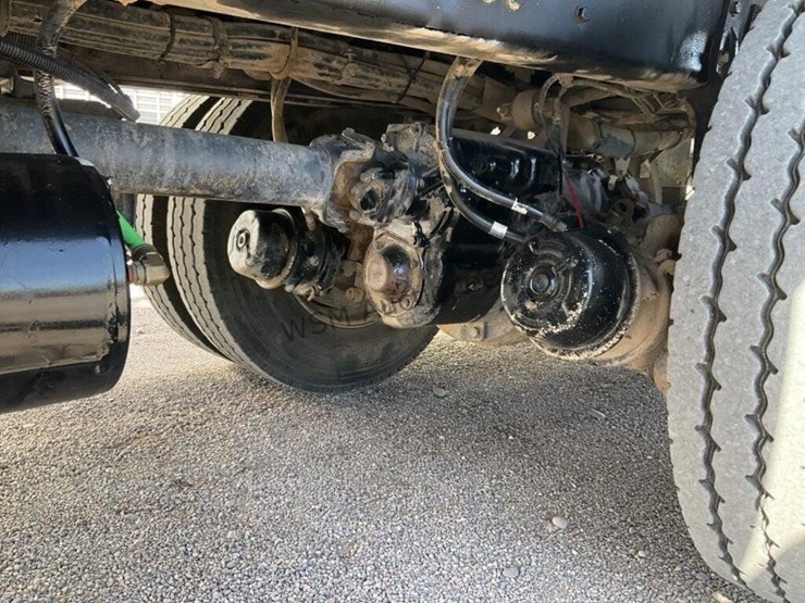 2011-freightliner-m2-digger-derrick-image-11