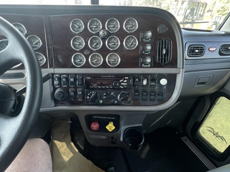 2015-peterbilt-389-image-18