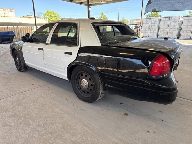 2009-ford-crown-victoria-sdn-image-4