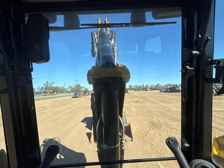 caterpillar-420-image-29